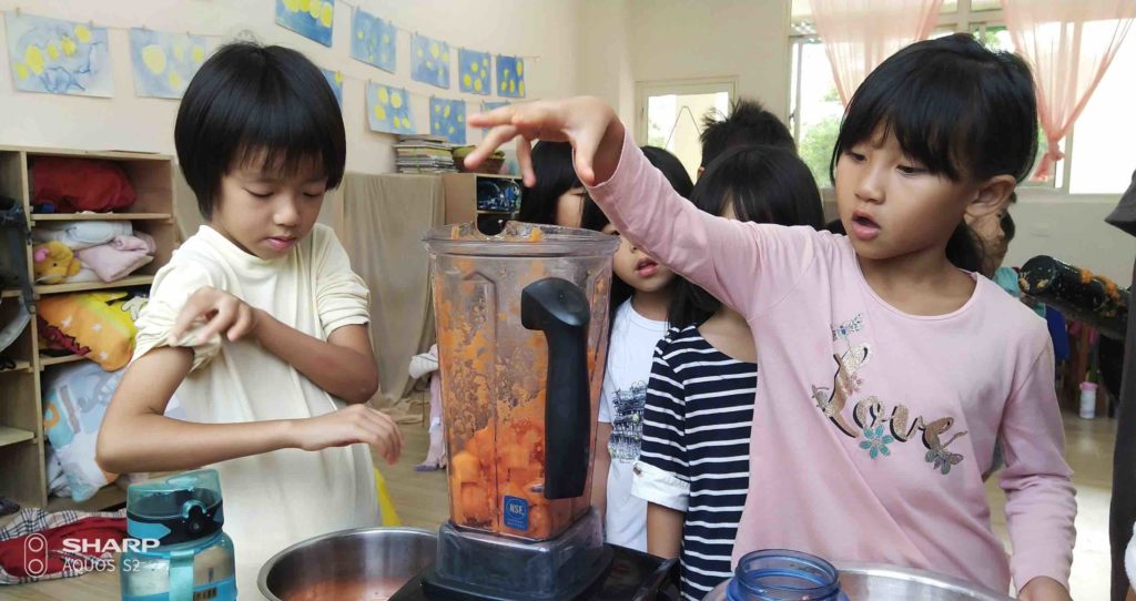 照海華徳福國小食育課一年級打果菜汁